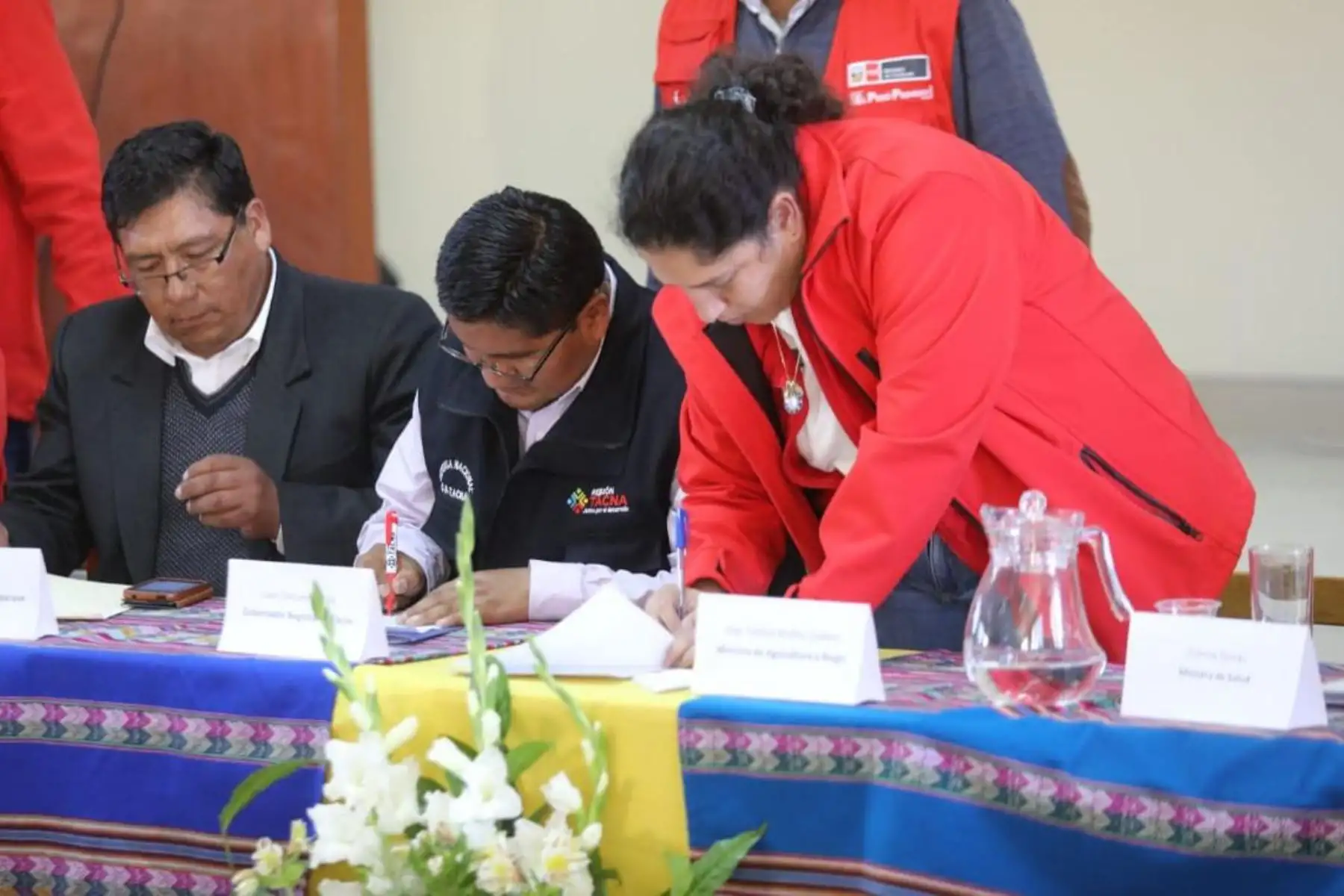 Titulares de Minem, Vivienda, Minagri, Minsa y PCM participan en firma de acta con autoridades de Candarave para tratar problemática hídrica en la región de Tacna.
Foto: Minagri
