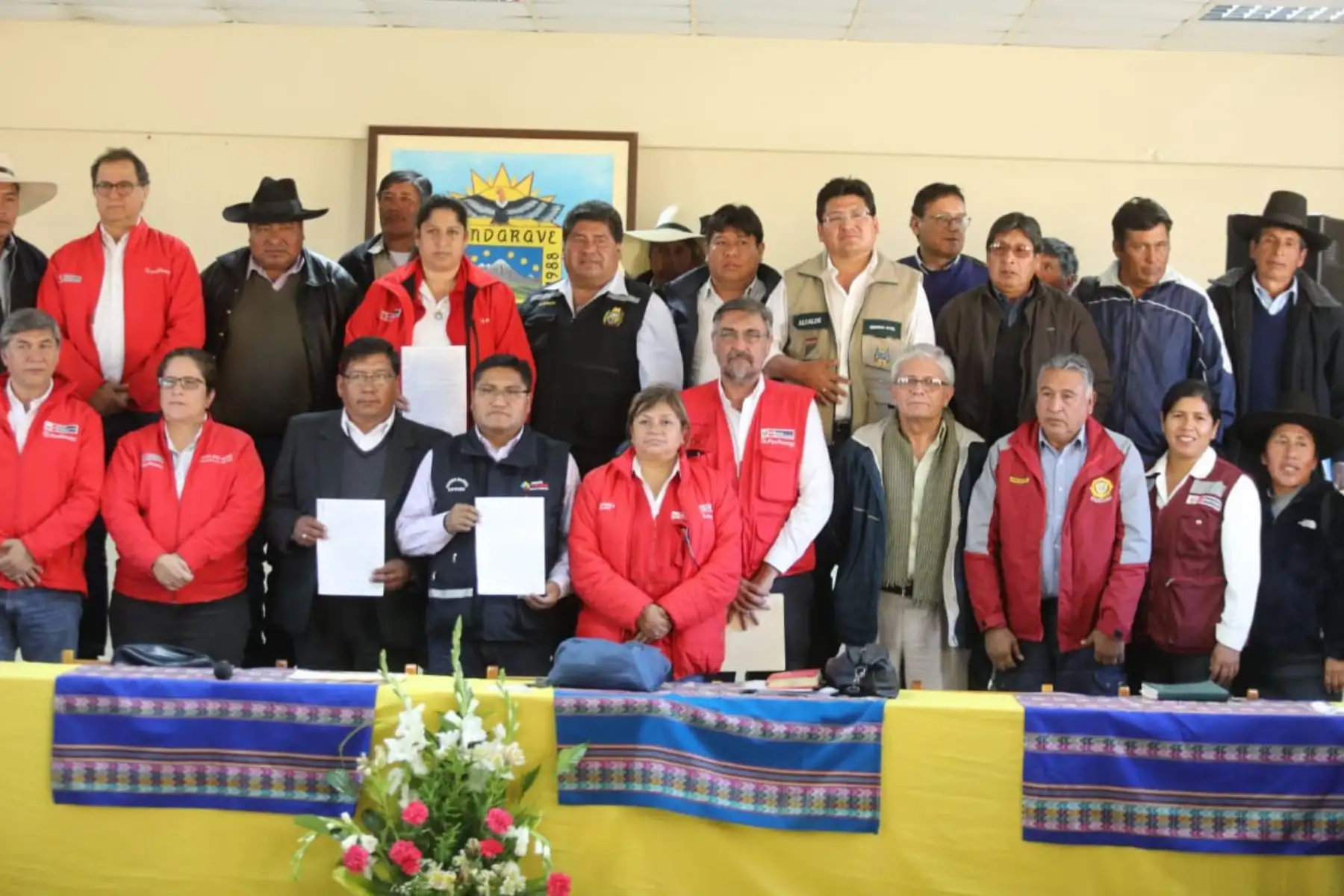Titulares de Minem, Vivienda, Minagri, Minsa y PCM participan en firma de acta con autoridades de Candarave para tratar problemática hídrica en la región de Tacna.
Foto: Minagri