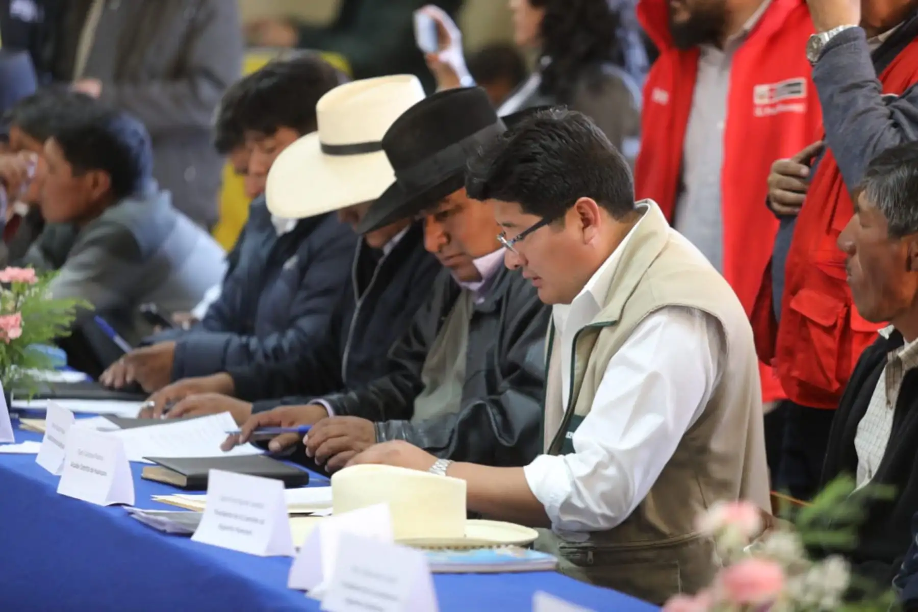 Titulares de Minem, Vivienda, Minagri, Minsa y PCM participan en firma de acta con autoridades de Candarave para tratar problemática hídrica en la región de Tacna.
Foto: Minagri