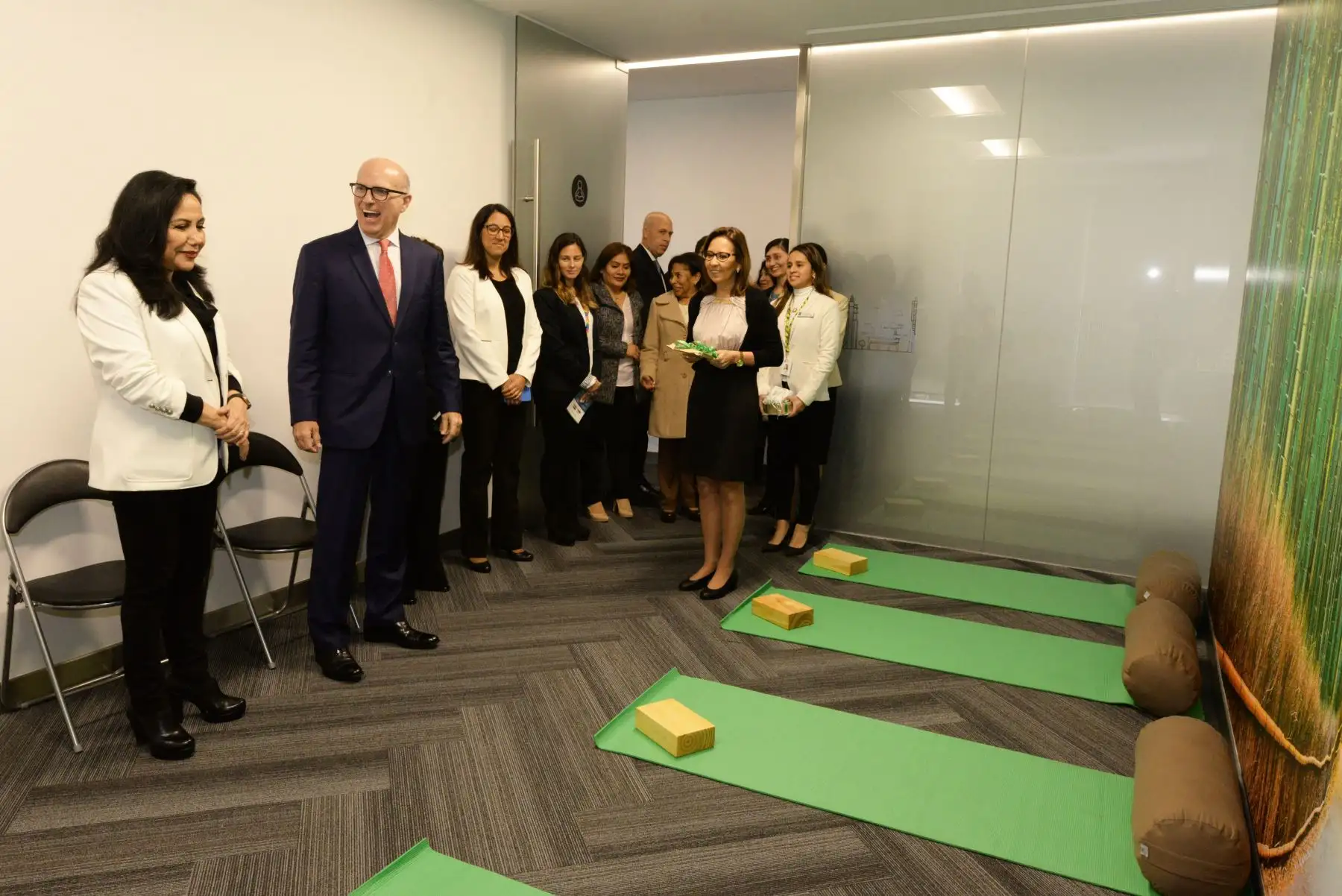 La titular del MIMP Gloria Montenegro inaugura el nuevo lactario institucional en Falabella que dispone contar con un espacio de lactancia materno para las trabajadoras en la jornada laboral.
Foto: MIMP