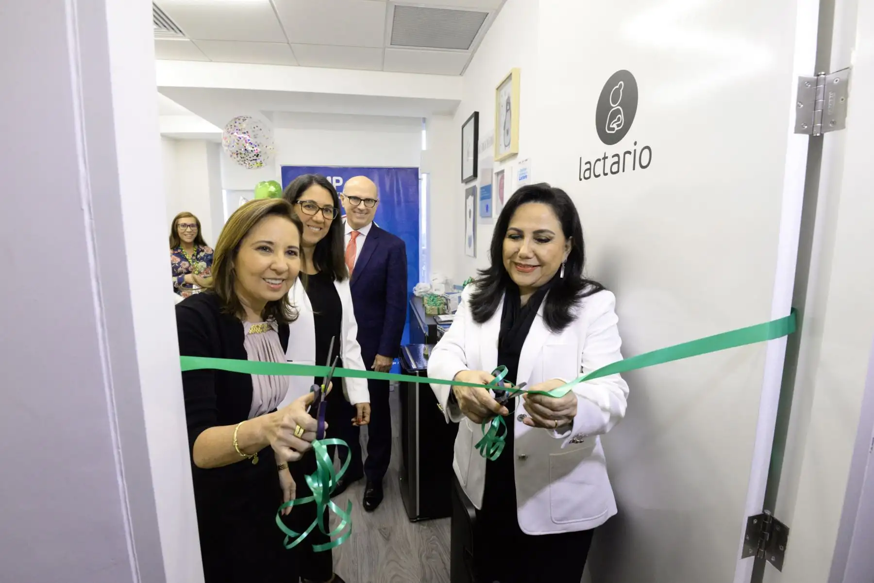 La titular del MIMP Gloria Montenegro inaugura el nuevo lactario institucional en Falabella que dispone contar con un espacio de lactancia materno para las trabajadoras en la jornada laboral.
Foto: MIMP