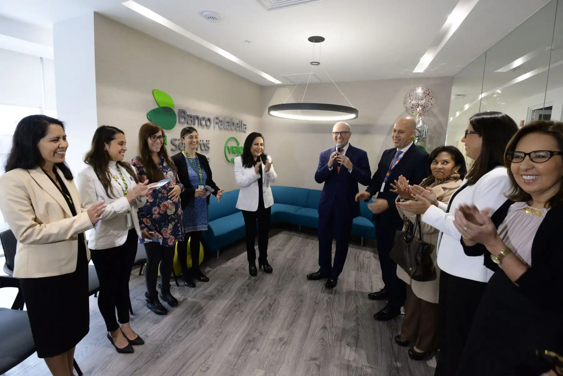 La titular del MIMP Gloria Montenegro inaugura el nuevo lactario institucional en Falabella que dispone contar con un espacio de lactancia materno para las trabajadoras en la jornada laboral.
Foto: MIMP