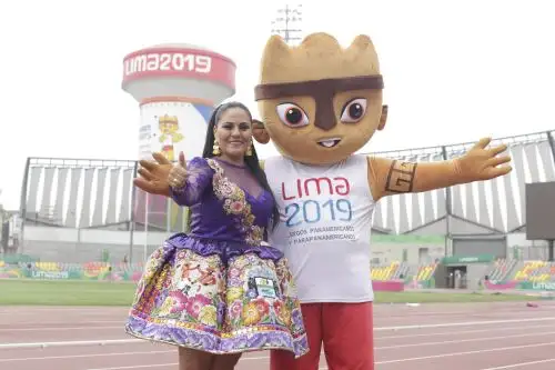 Dina Páucar posa orgullosa de estar en la fiesta del Culturaymi junto a Milco.