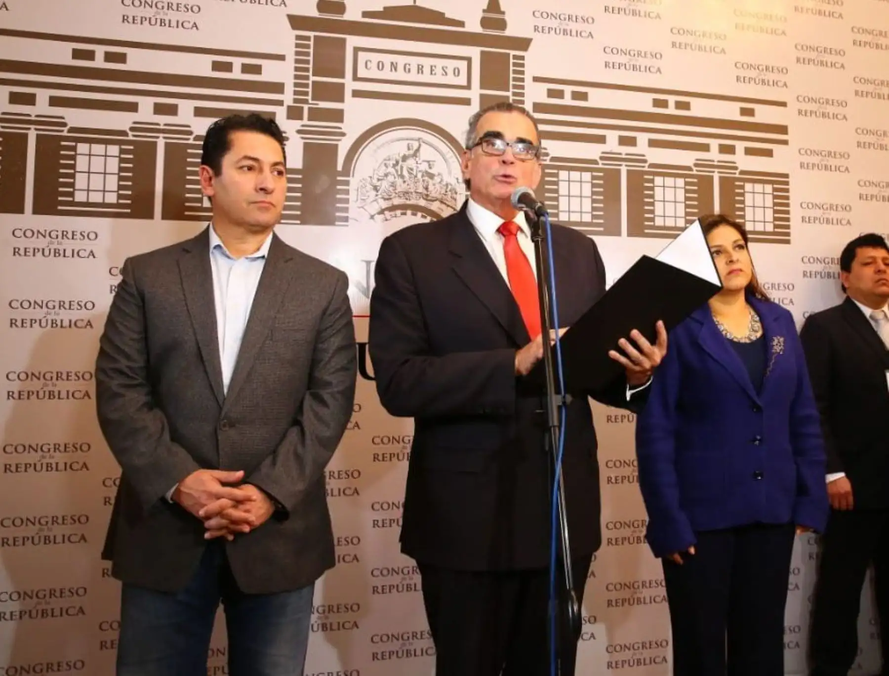Presidente del Congreso, Pedro Olaechea, emite pronunciamiento junto a los miembros de la Mesa Directiva.