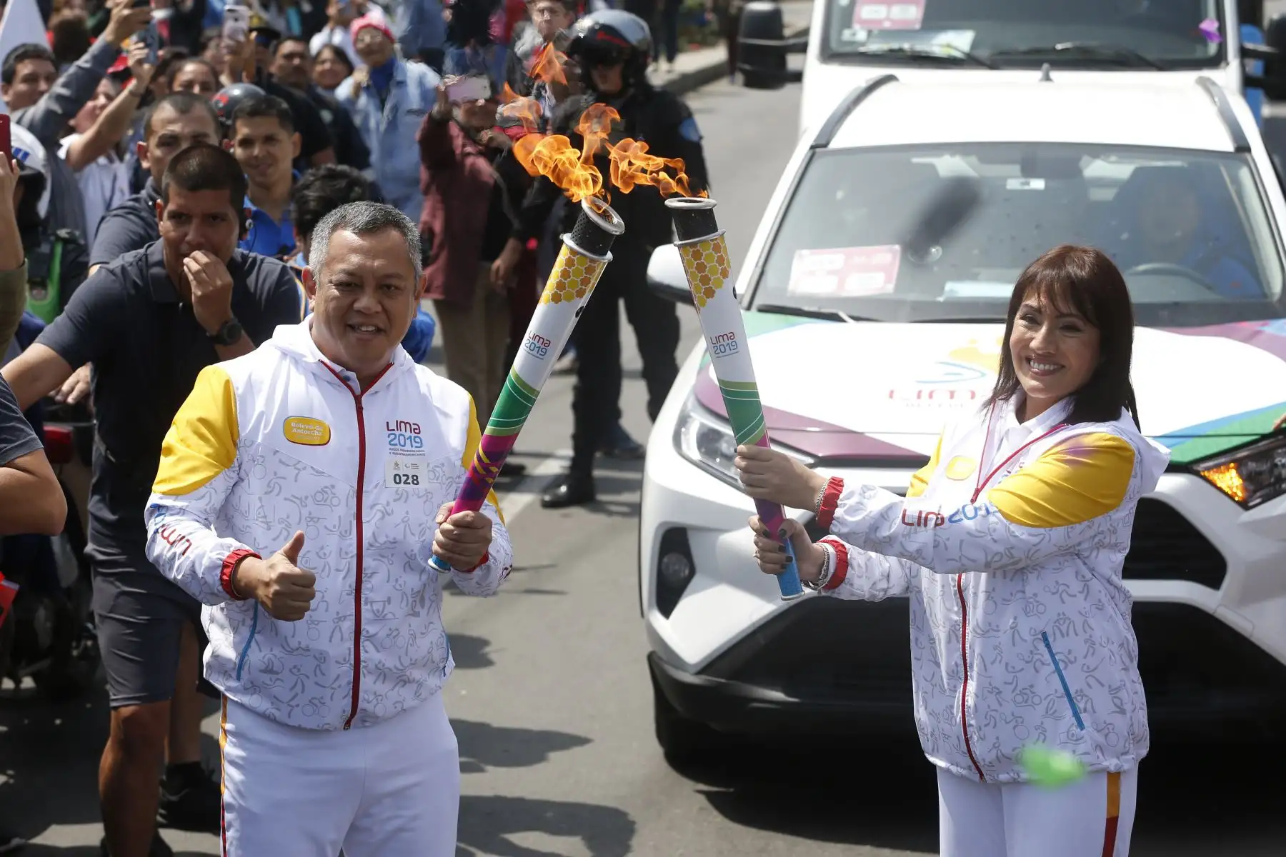 Ricardo Pun-Chong y Magali Silva participaron en recorrido de la Antorcha Parapanamericana. Foto: ANDINA/Renato Pajuelo