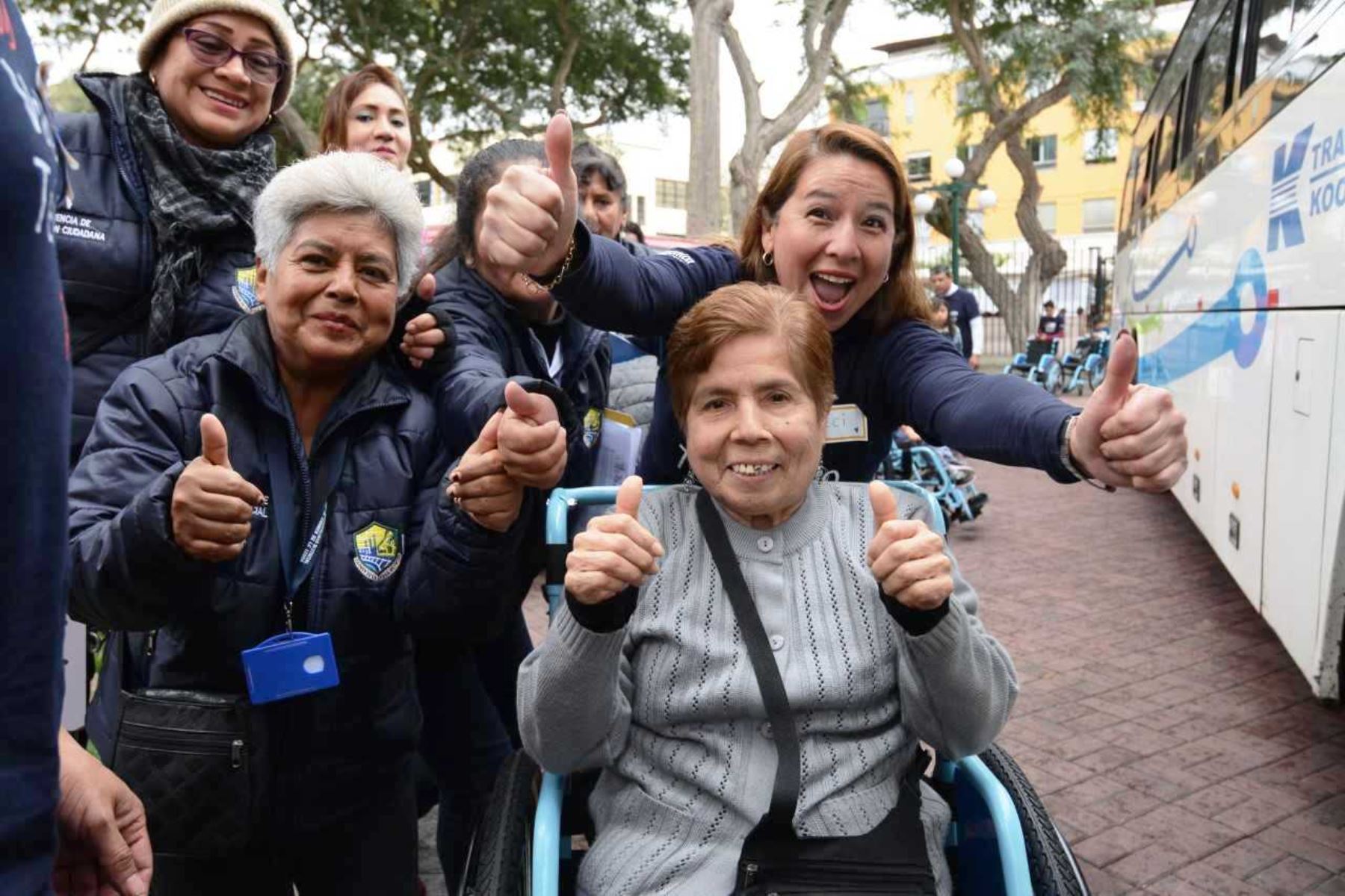 Voluntarios arman y entregan sillas de ruedas a personas con discapacidad. Foto: ANDINA/Difusión.
