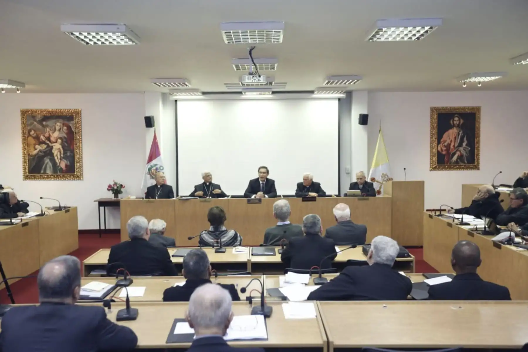 El Presidente de la República, Martín Vizcarra, dialoga con obispos de distintos puntos del país que participan en la 114 Asamblea Plenaria de la Conferencia Episcopal Peruana.Foto.ANDINA/Prensa Presidencia