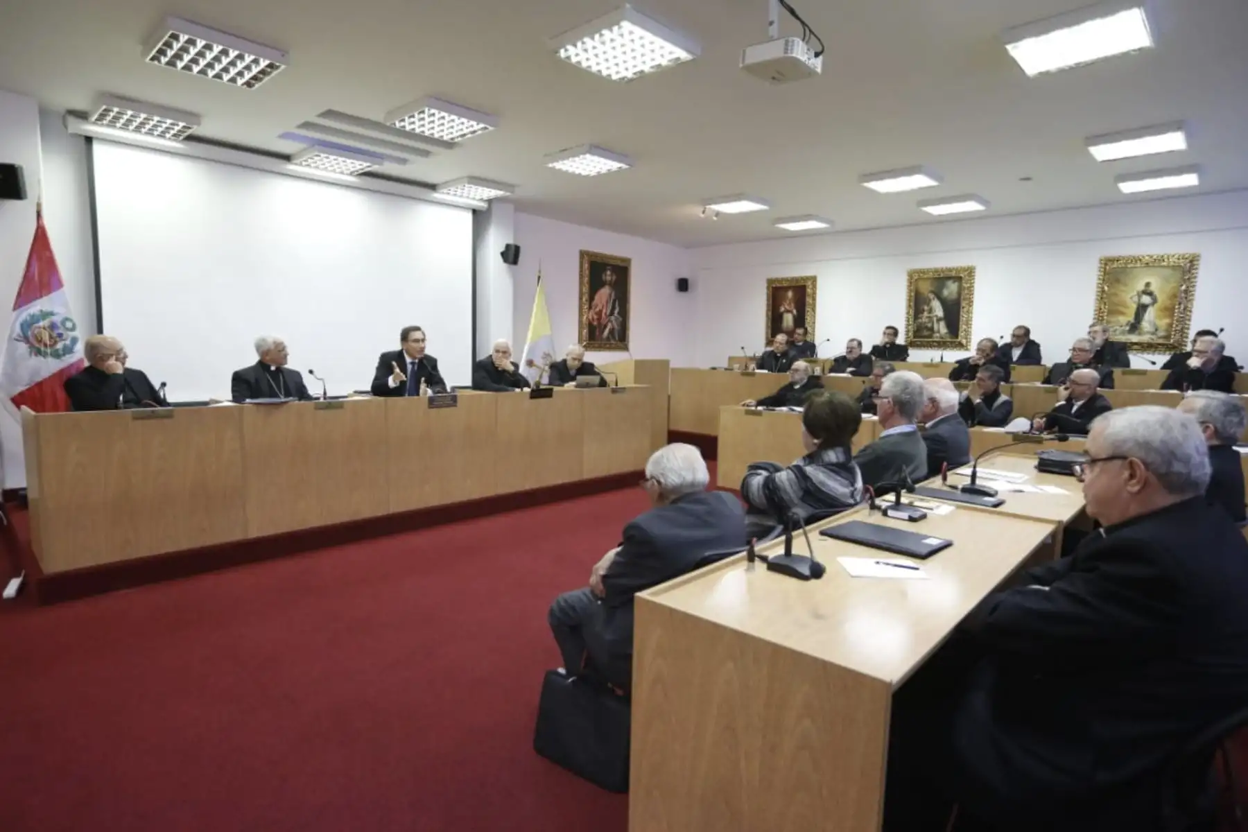 El Presidente de la República, Martín Vizcarra, dialoga con obispos de distintos puntos del país que participan en la 114 Asamblea Plenaria de la Conferencia Episcopal Peruana.Foto.ANDINA/Prensa Presidencia