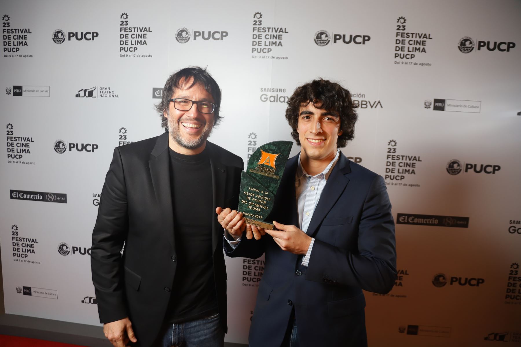 Cineasta Daniel Vega y actor Jorge Guerra recibiendo premio de Apreci a mejor película del Festival de Lima.
