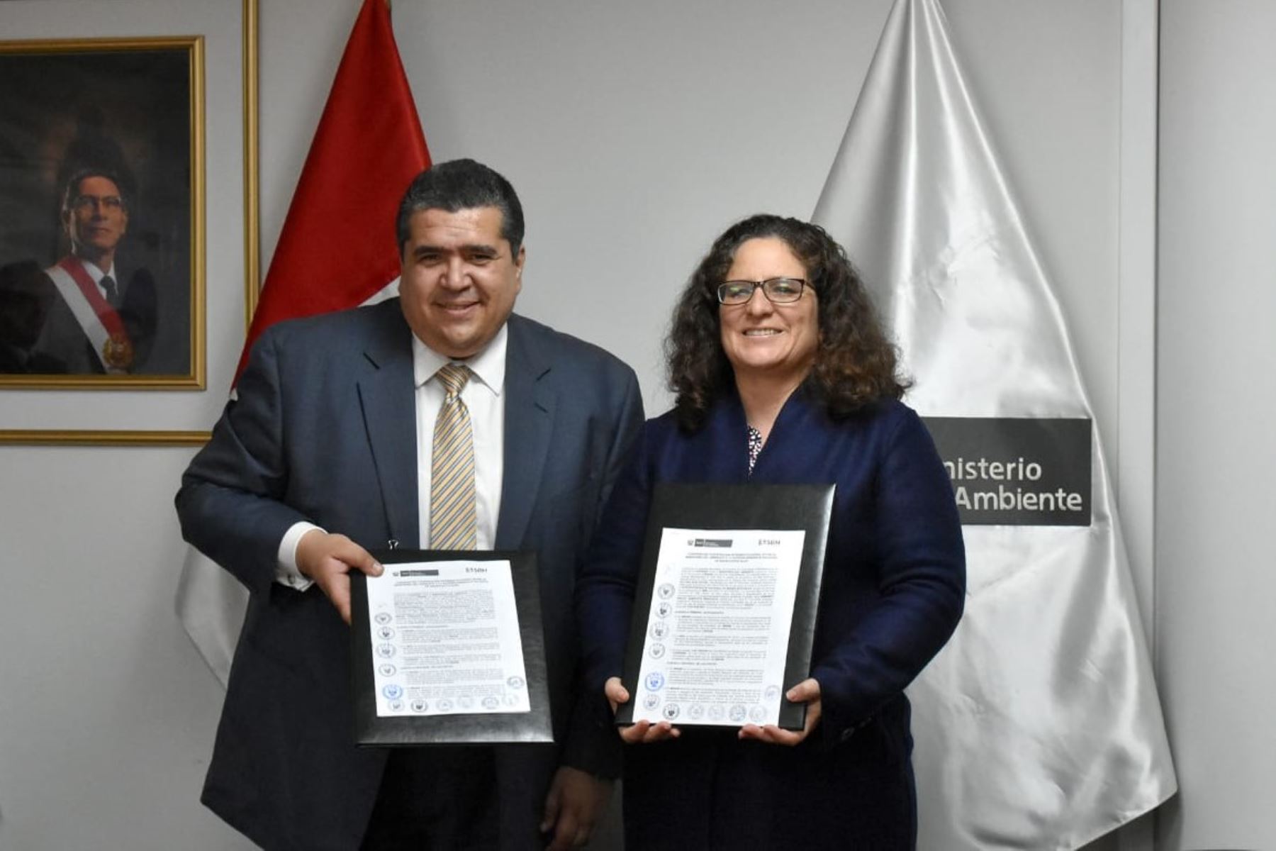 El superintendente nacional de Bienes Estatales, Armando Subaste, firmó un convenio con la ministra del Ambiente, Lucía Ruíz.