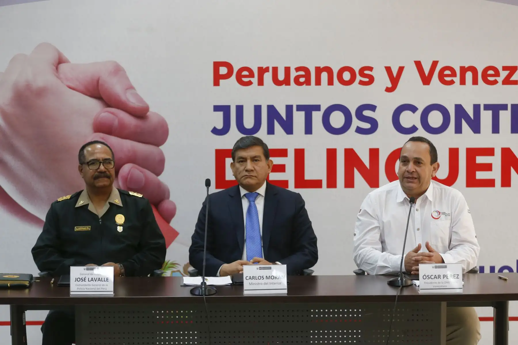 Mininter y Unión Venezolana acuerdan combatir la delincuencia en el Perú. Participaron Ministro Carlos Moran, el general de la Policia, José Lavalle y Oscar Perez, presidente de la ONG Unión Venezolana en Perú. Foto: ANDINA/Renato Pajuelo