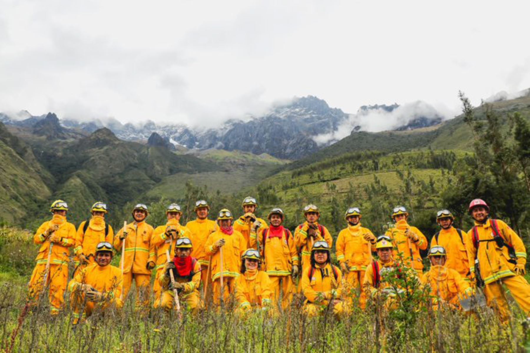 Más de 200 guardaparques bomberos monitorean áreas protegidas y zonas de amortiguamiento en departamentos fronterizos con Bolivia y Brasil.