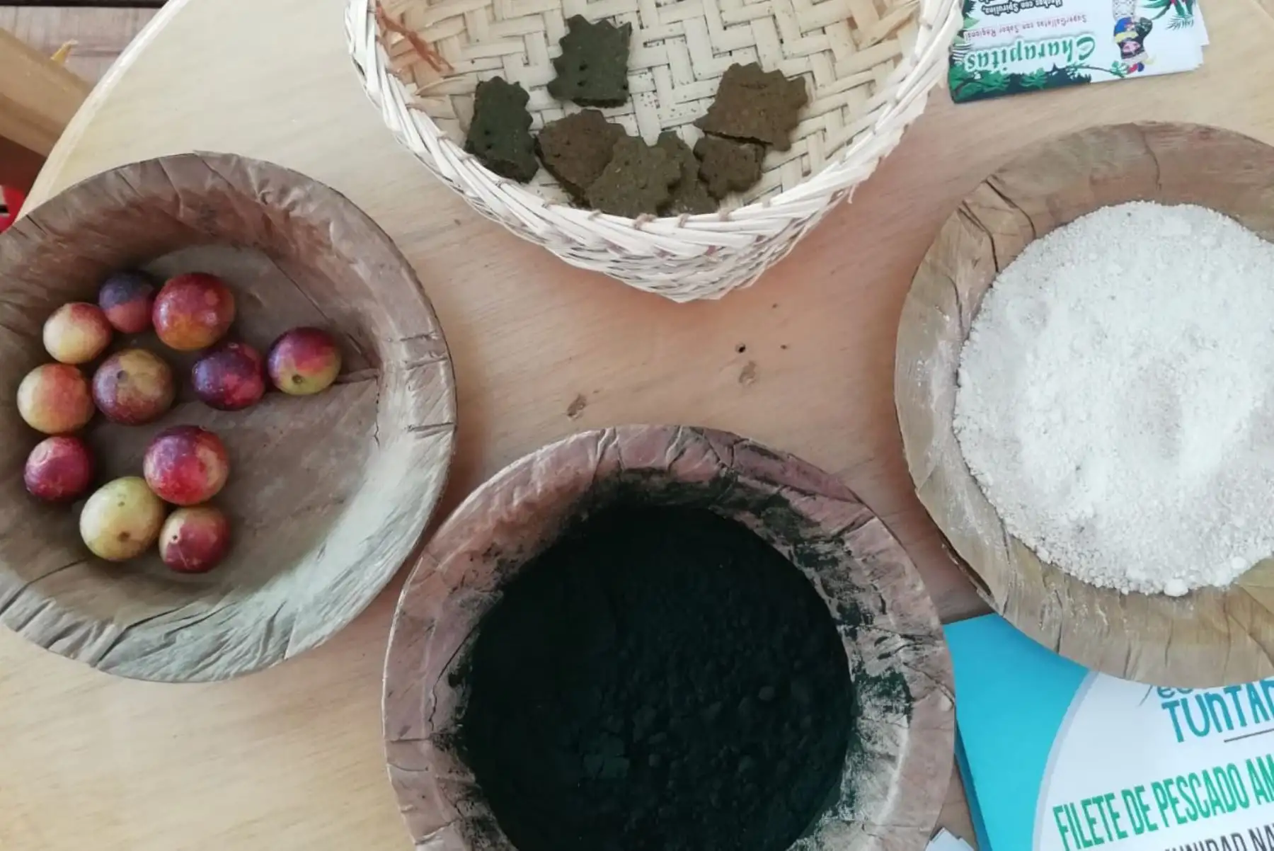 La Facultad de Industrias Alimentarias de la Universidad Nacional de la Amazonía Peruana produce galletas para combatir la desnutrición sobre la base de espirulina (polvo verde), camu camu y macambo. Foto: Difusión
