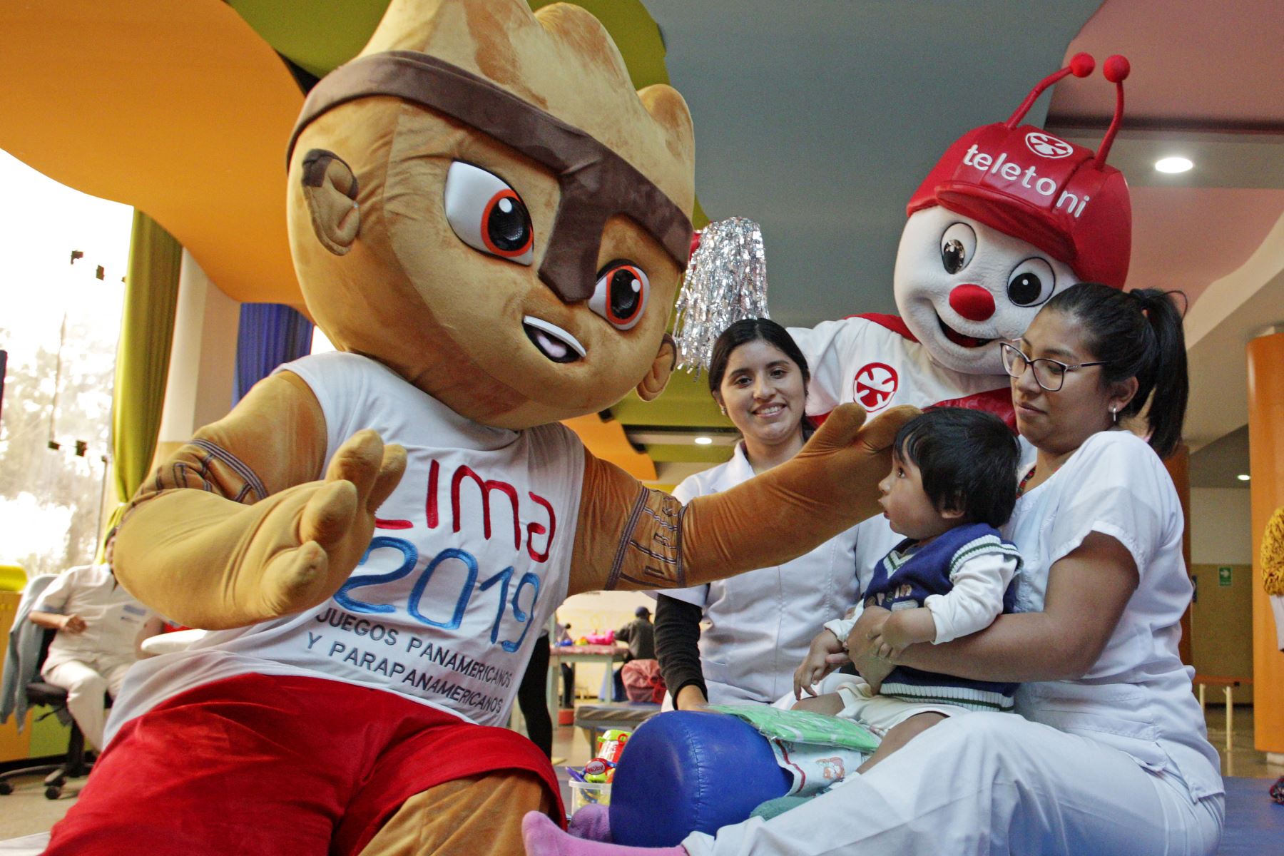 Milco, la mascota de Lima 2019, visitó a los pacientes de la clínica San Juan de Dios. ANDINA/ Lima 2019