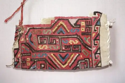 Bolsa de tapiz de la cultura Wari hallada en la huaca Malena, de Asia, Cañete.