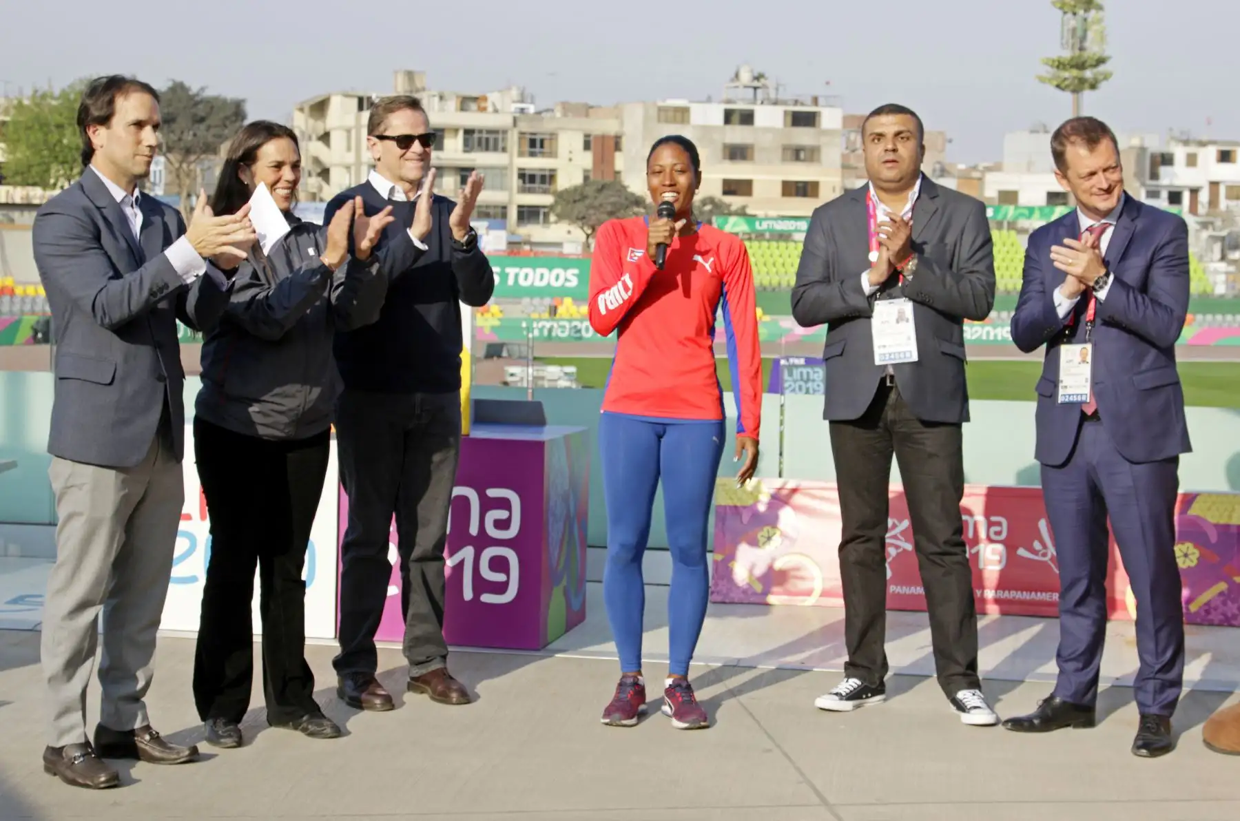 Una de las estrellas del movimiento paralímpico y la paratleta más veloz del mundo, la cubana Omara Durand, estampo  sus manos en una placa de cemento, expuesta en el paseo de la fama de la Videna. Foto:ANDINA/ LIMA 2019