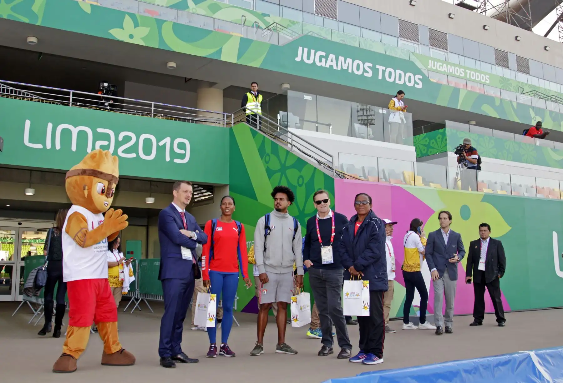 Una de las estrellas del movimiento paralímpico y la paratleta más veloz del mundo, la cubana Omara Durand, estampo  sus manos en una placa de cemento, expuesta en el paseo de la fama de la Videna. Foto:ANDINA/ LIMA 2019