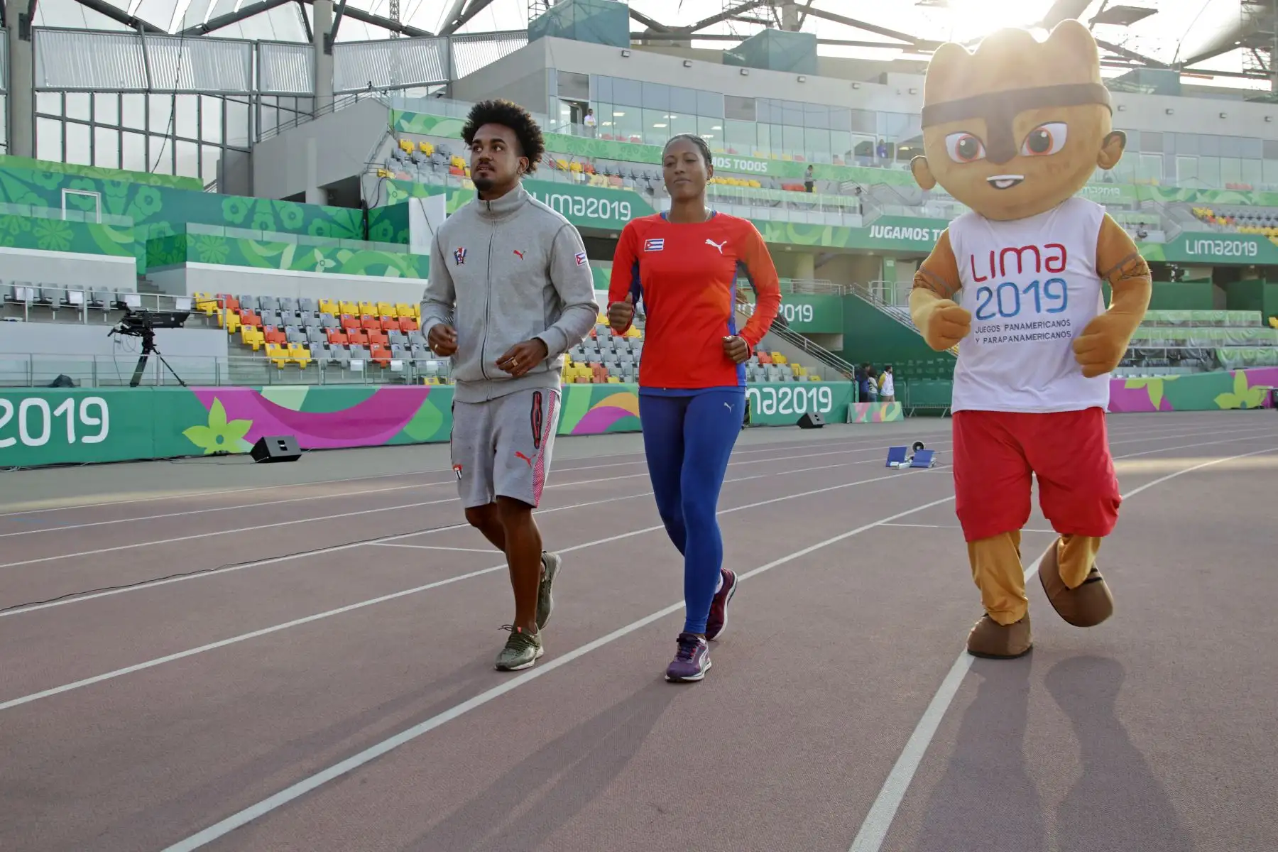 Una de las estrellas del movimiento paralímpico y la paratleta más veloz del mundo, la cubana Omara Durand, estampo  sus manos en una placa de cemento, expuesta en el paseo de la fama de la Videna. Foto:ANDINA/ LIMA 2019