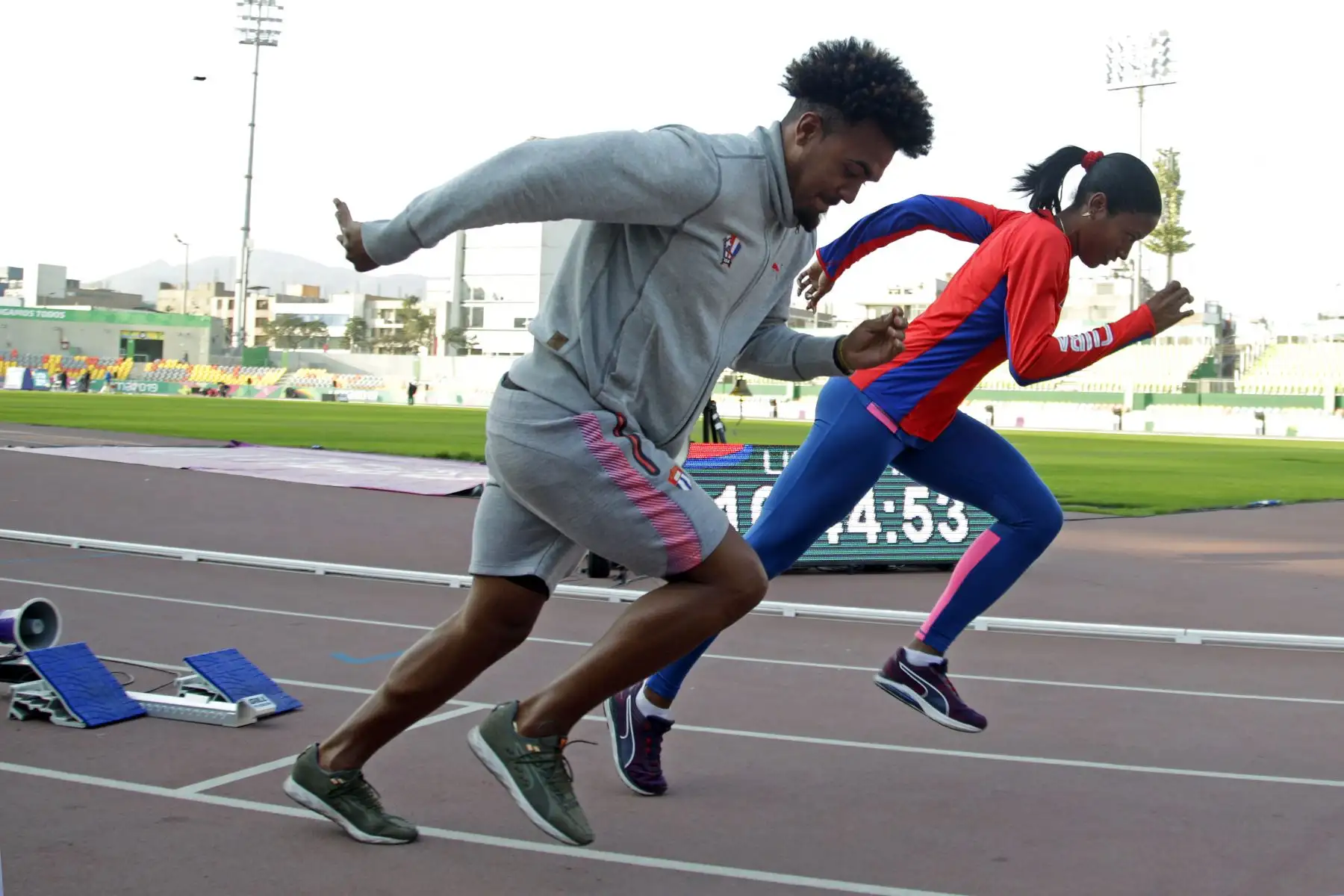 Una de las estrellas del movimiento paralímpico y la paratleta más veloz del mundo, la cubana Omara Durand, estampo  sus manos en una placa de cemento, expuesta en el paseo de la fama de la Videna. Foto:ANDINA/ LIMA 2019