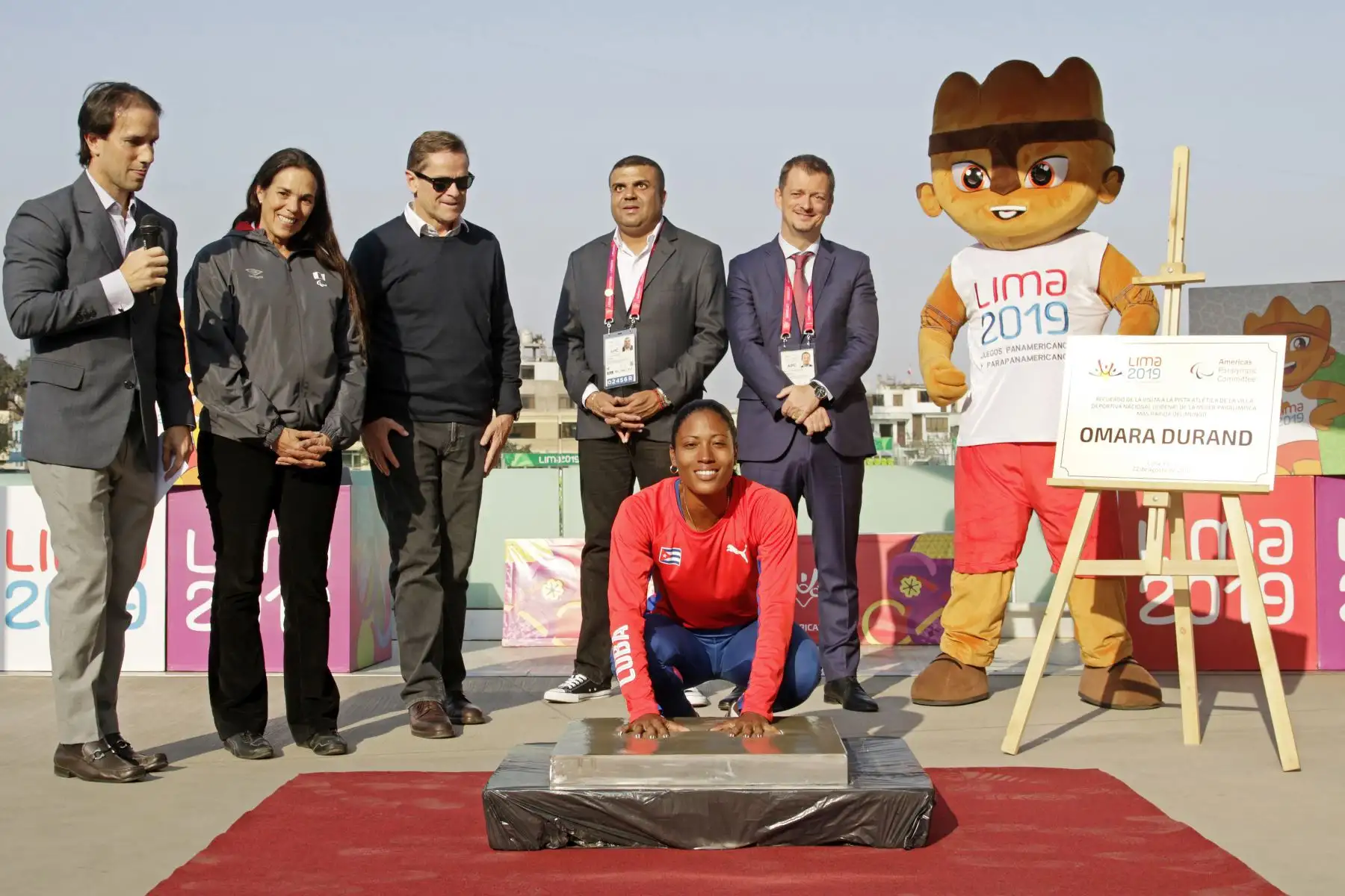 Una de las estrellas del movimiento paralímpico y la paratleta más veloz del mundo, la cubana Omara Durand, estampo  sus manos en una placa de cemento, expuesta en el paseo de la fama de la Videna. Foto:ANDINA/ LIMA 2019