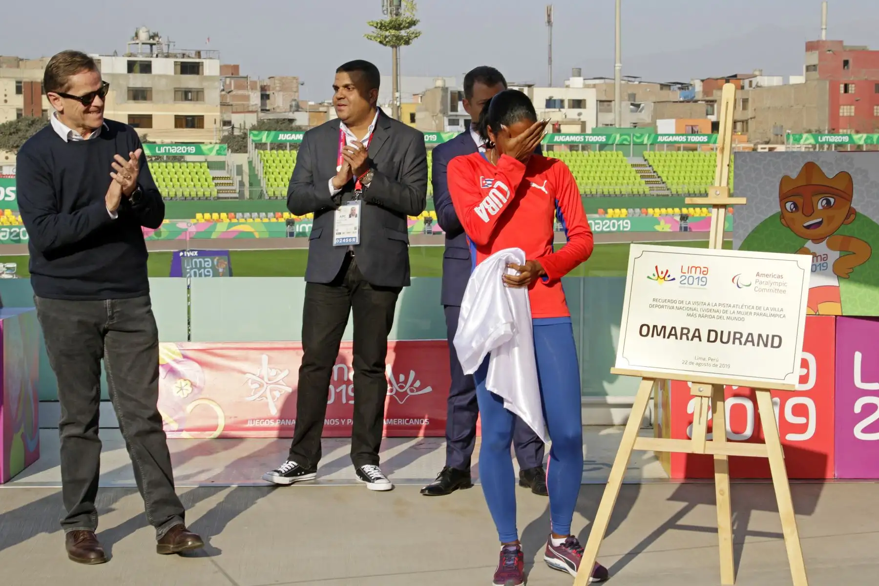 Una de las estrellas del movimiento paralímpico y la paratleta más veloz del mundo, la cubana Omara Durand, estampo  sus manos en una placa de cemento, expuesta en el paseo de la fama de la Videna. Foto:ANDINA/ LIMA 2019