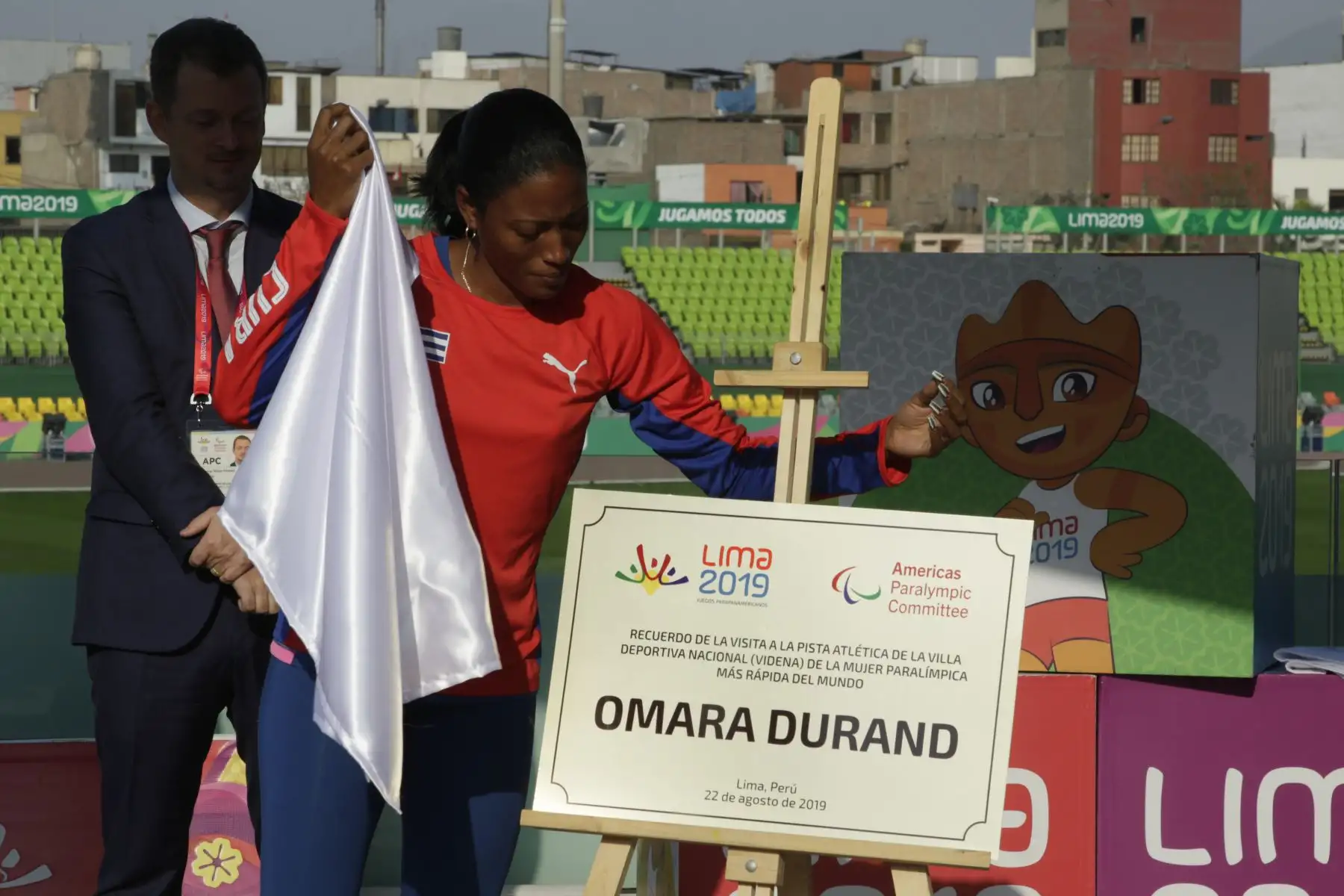 Una de las estrellas del movimiento paralímpico y la paratleta más veloz del mundo, la cubana Omara Durand, estampo  sus manos en una placa de cemento, expuesta en el paseo de la fama de la Videna. Foto:ANDINA/ LIMA 2019