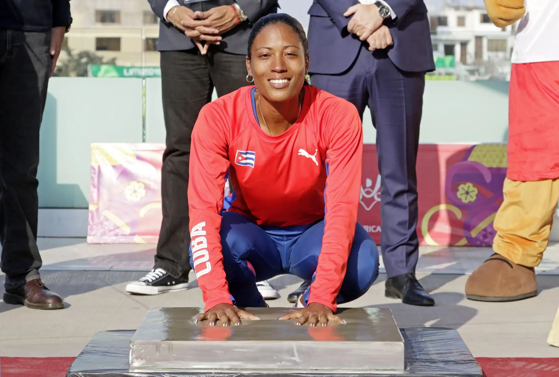Una de las estrellas del movimiento paralímpico y la paratleta más veloz del mundo, la cubana Omara Durand, estampo  sus manos en una placa de cemento, expuesta en el paseo de la fama de la Videna. Foto:ANDINA/ LIMA 2019