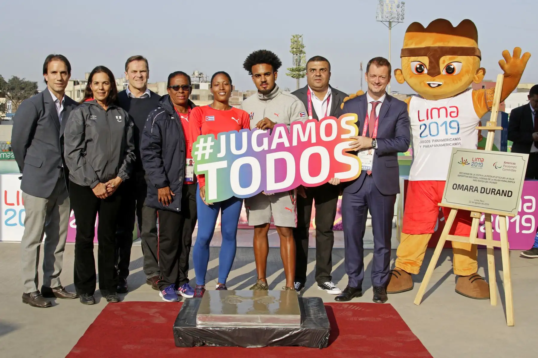 Una de las estrellas del movimiento paralímpico y la paratleta más veloz del mundo, la cubana Omara Durand, estampo  sus manos en una placa de cemento, expuesta en el paseo de la fama de la Videna. Foto:ANDINA/ LIMA 2019