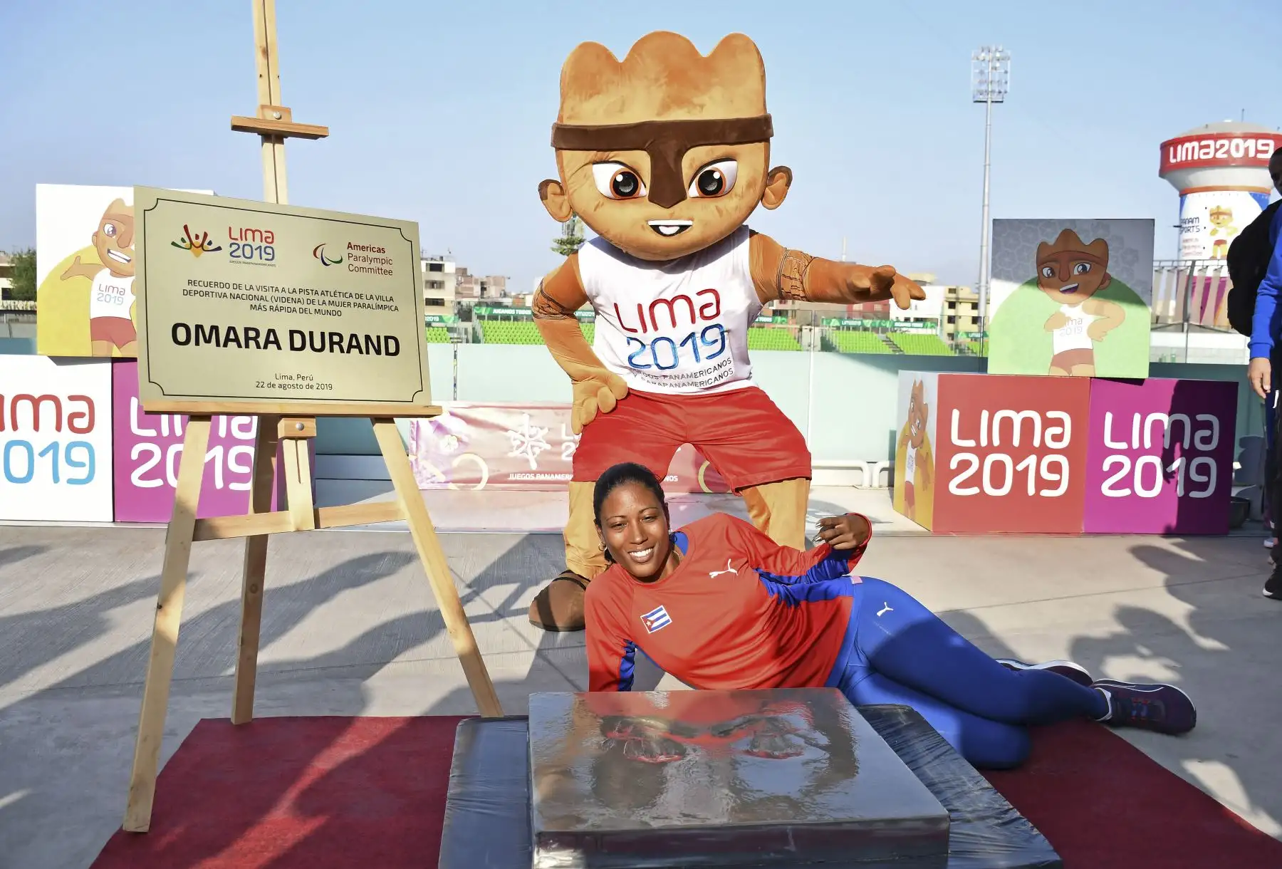 Una de las estrellas del movimiento paralímpico y la paratleta más veloz del mundo, la cubana Omara Durand, estampo  sus manos en una placa de cemento, expuesta en el paseo de la fama de la Videna. Foto:ANDINA/ LIMA 2019
