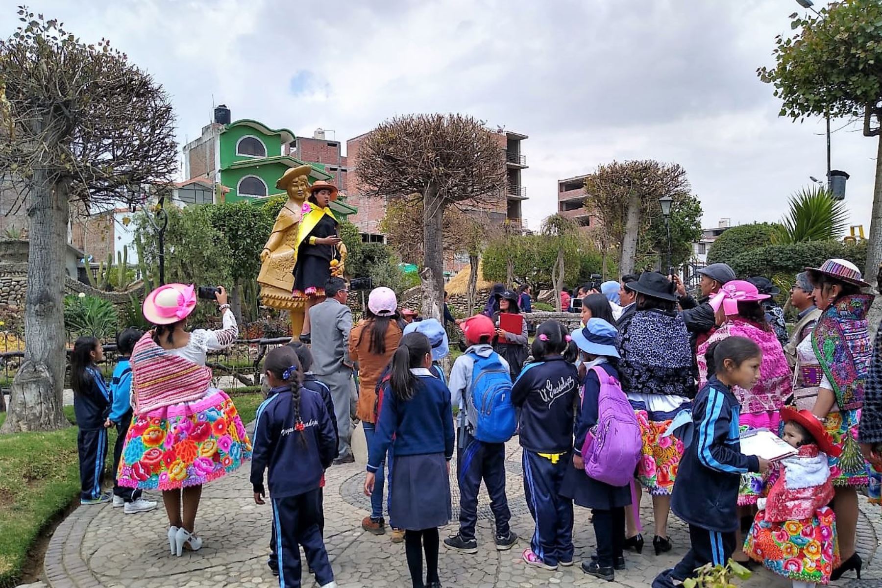 Artistas y pobladores de Huancayo celebraron también el Día Mundial del Folclor.