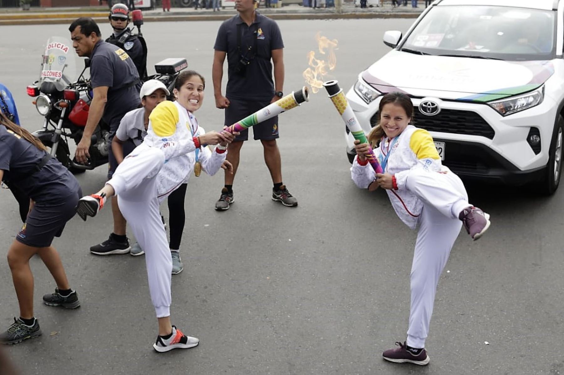 Medallistas peruanos portaron la Antorcha Parapanamericana por las calles de Lima.