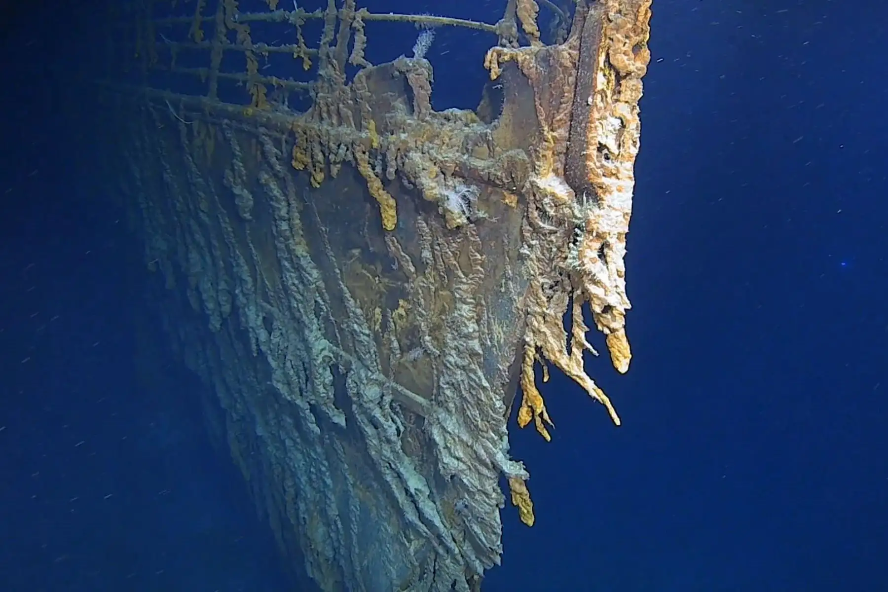 Atlantic, 22/08 / 2019.- Una foto de folleto sin fecha puesta a disposición por Atlantic Productions el 22 de agosto de 2019 muestra la proa del barco Titanic, así como los rustículos desprendidos debajo del ancla de babor del RMS Titanic, fuera del costa de Terranova, Canadá, en el Atlántico (emitido el 22 de agosto de 2019). EFE