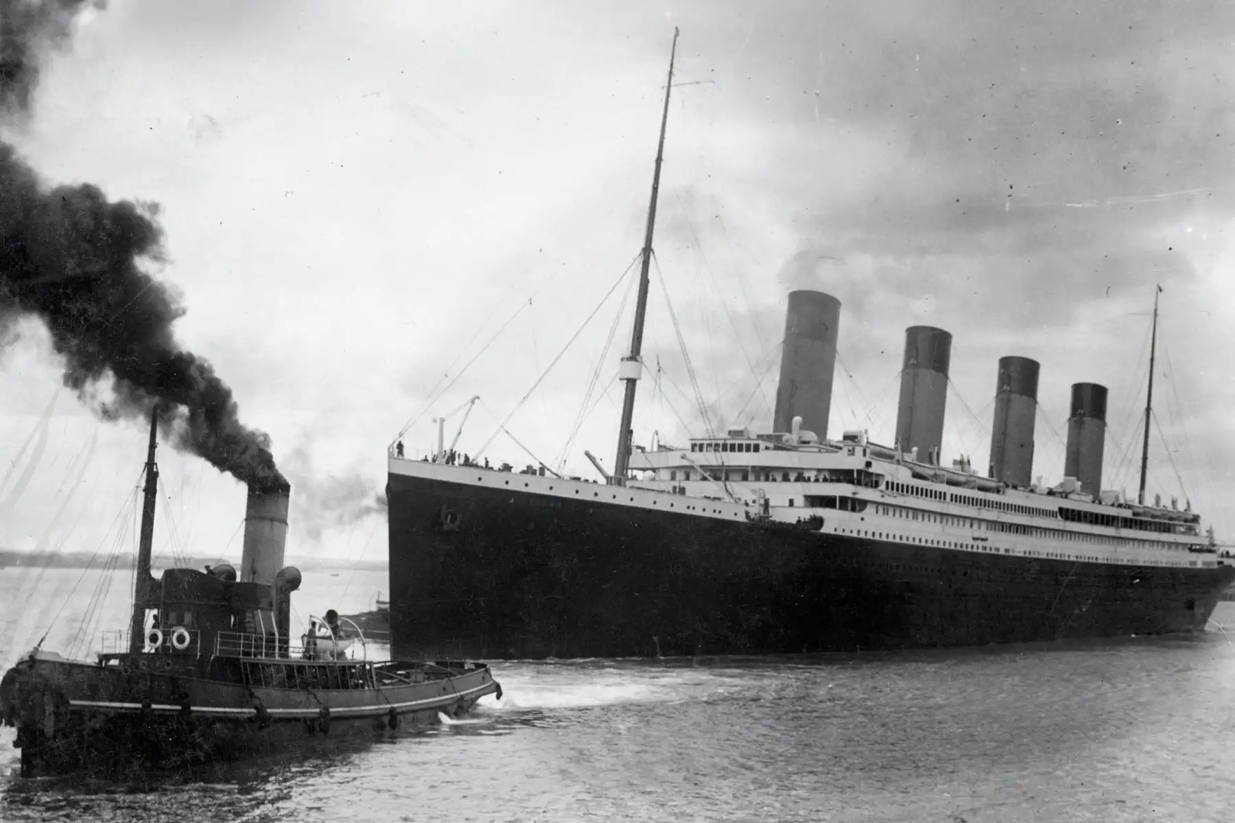 Una foto del folleto recibida del Ayuntamiento de Southampton el 4 de abril de 2012 muestra el Titanic saliendo de Southampton en su desafortunado viaje inaugural el 10 de abril de 1912. Un siglo después desde que el barco más grande jamás construido se hundió en el fondo deL mar. AFP