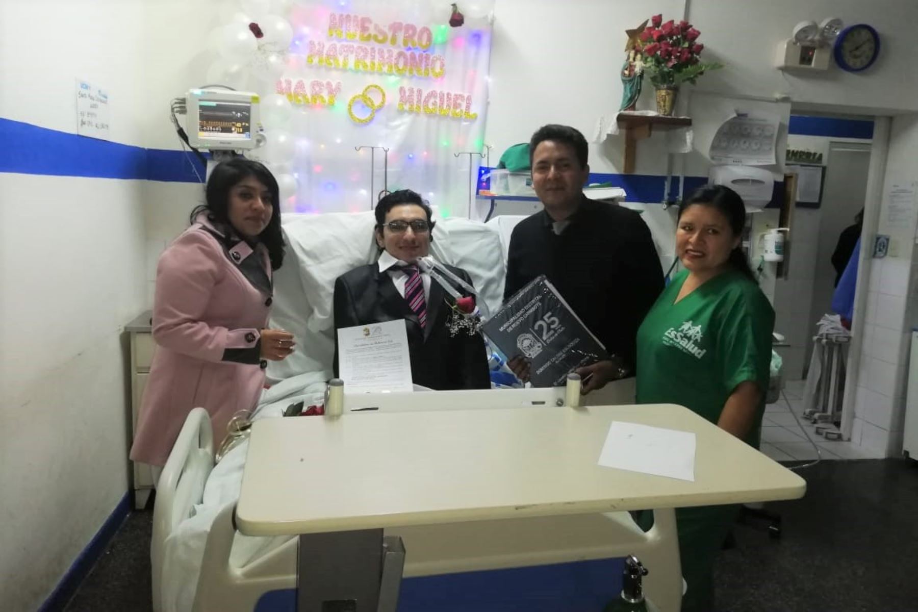 Pareja contrae matrimonio en sala de Cuidados Intensivos de hospital de EsSalud de Nuevo Chimbote. ANDINA/Difusión