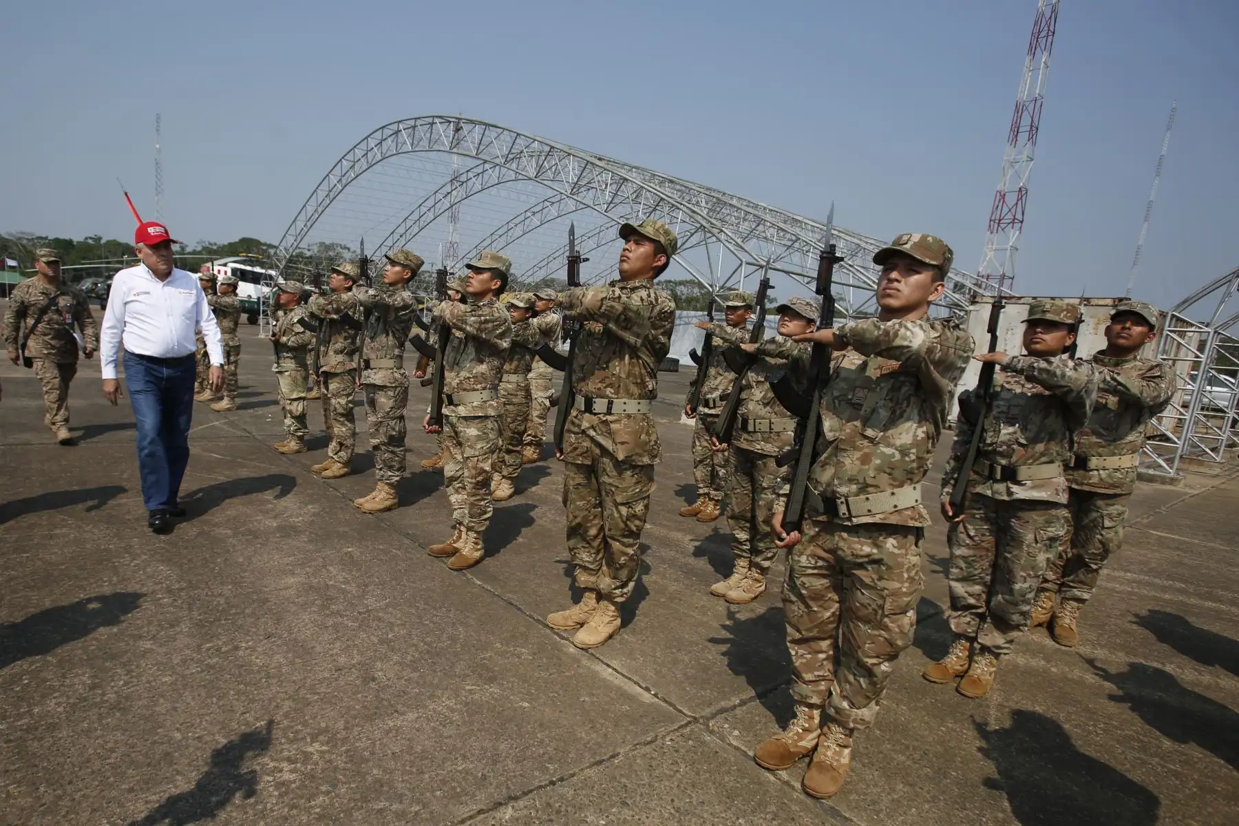 Ministro de Defensa, Jorge Moscoso, llega a la base aérea de Madre de Dios. Foto: ANDINA/Renato Pajuelo