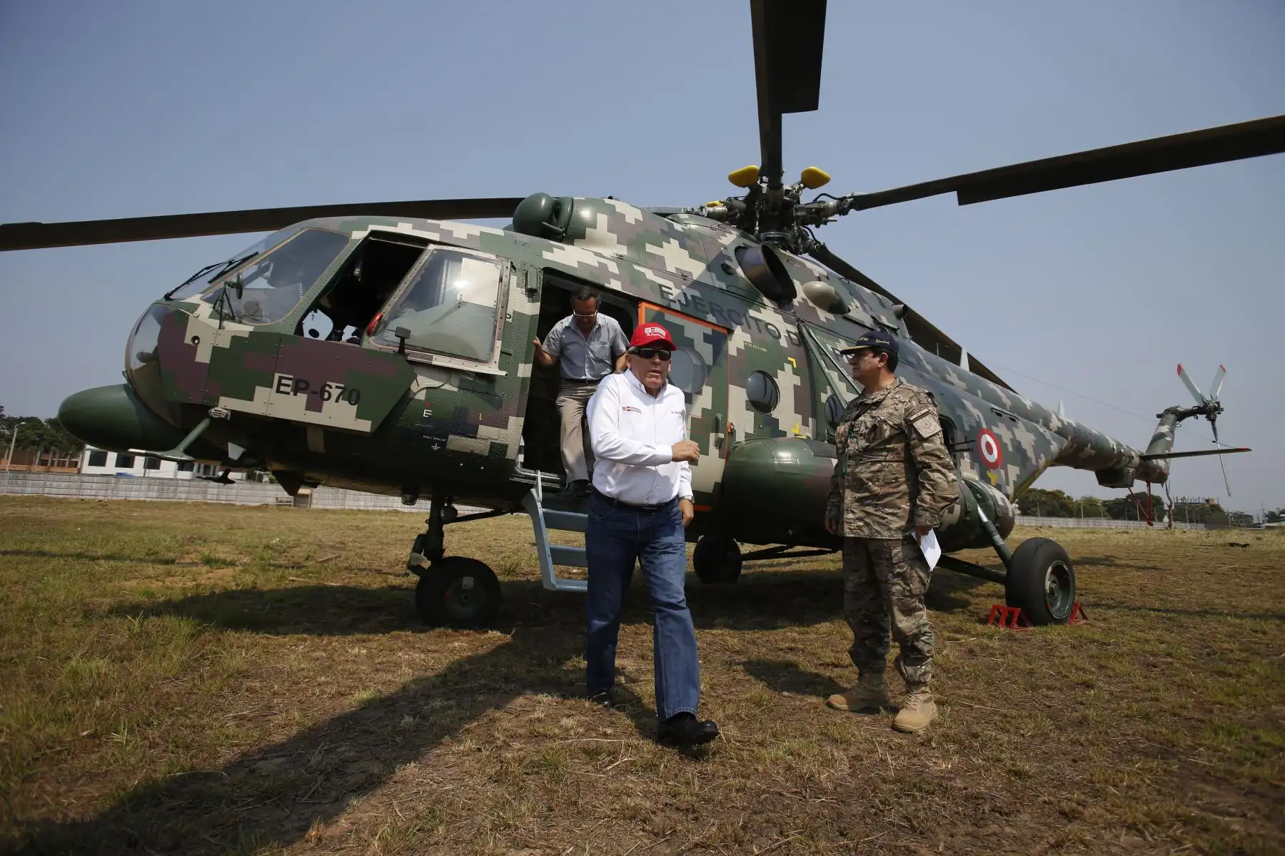 Ministro de Defensa, Jorge Moscoso, llega a la base aérea de Madre de Dios. Foto: ANDINA/Renato Pajuelo