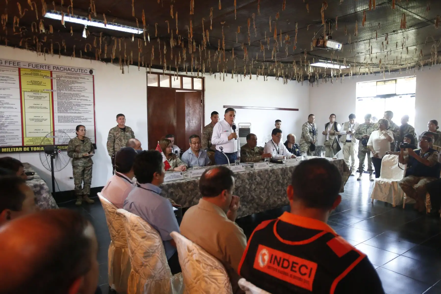 Ministro de Defensa, Jorge Moscoso, llega a la base aérea de Madre de Dios. Foto: ANDINA/Renato Pajuelo
