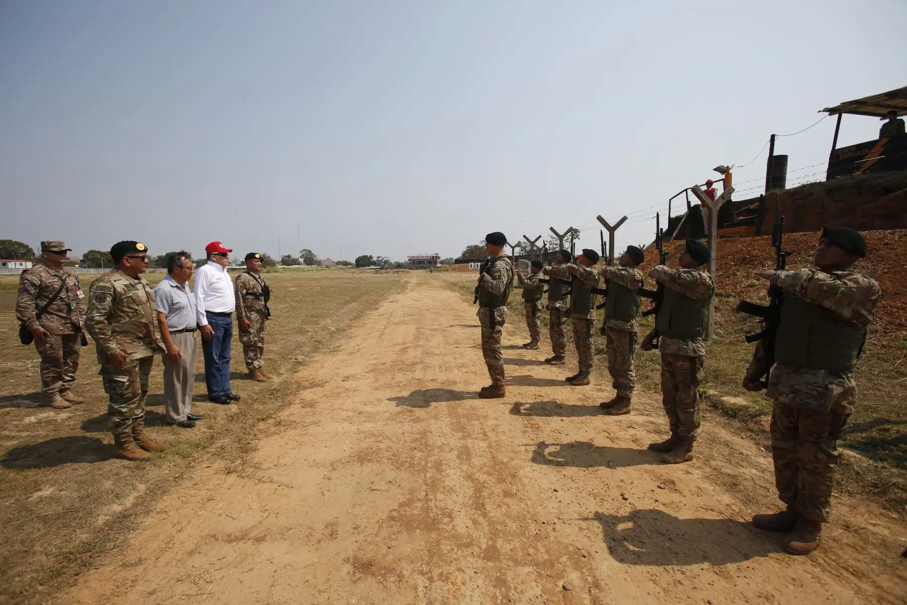 Ministro de Defensa, Jorge Moscoso, llega a la base aérea de Madre de Dios. Foto: ANDINA/Renato Pajuelo