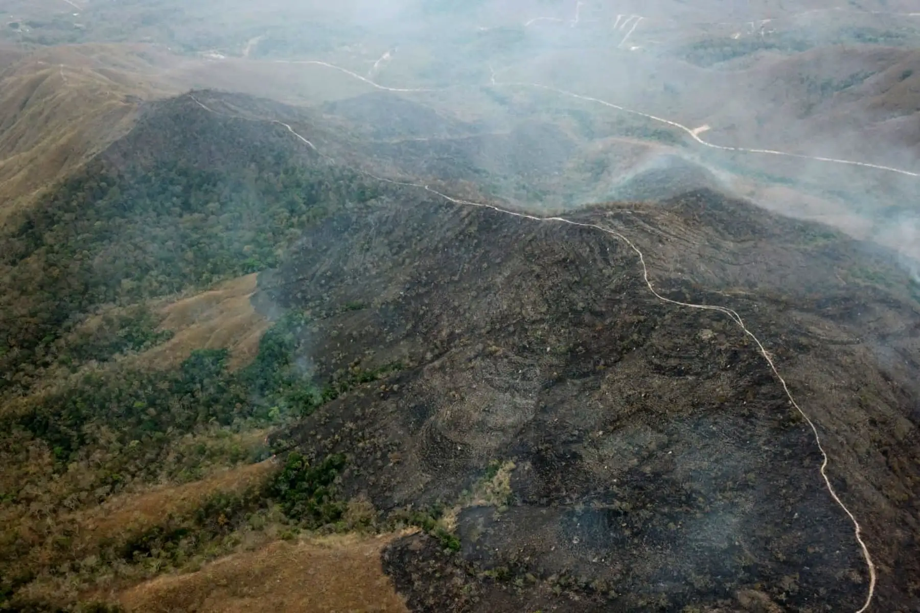 Fotografía aérea publicado por el Departamento de Bomberos de Mato Grosso que muestra áreas quemadas de tierra en las colinas del municipio de Chadapa dos Guimaraes en el estado de Mato Grosso, en el centro-oeste de Brasil, el 23 de agosto de 2019.AFP