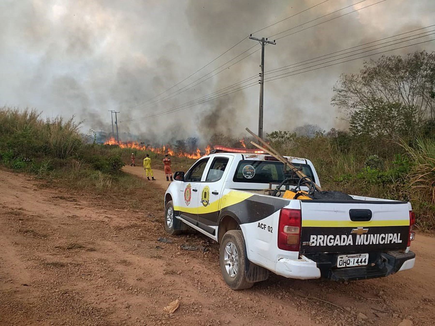 Fotografía del 21 de agosto de 2019, cedida por la Brigada Municipal que muestra uno de los incendios que azotan la amazonía brasileña, en Porto Velho, capital del estado amazónico de Rondonia (Brasil). EFE
