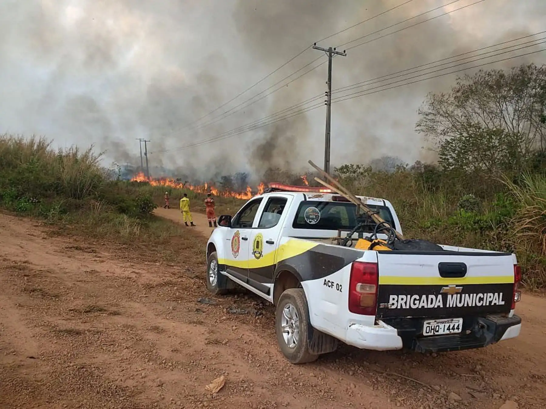 Fotografía del 21 de agosto de 2019, cedida por la Brigada Municipal que muestra uno de los incendios que azotan la amazonía brasileña, en Porto Velho, capital del estado amazónico de Rondonia (Brasil). EFE