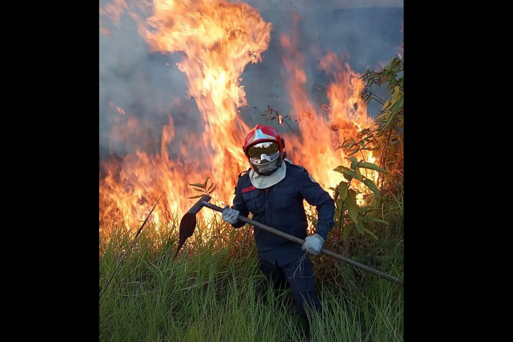 Fotografía del 17 de agosto de 2019 cedida por Bomberos de Río Blanco que muestra el combate contra el incendio en la ciudad de Rio Blanco, capital del estado amazónico Acre (Brasil). EFE