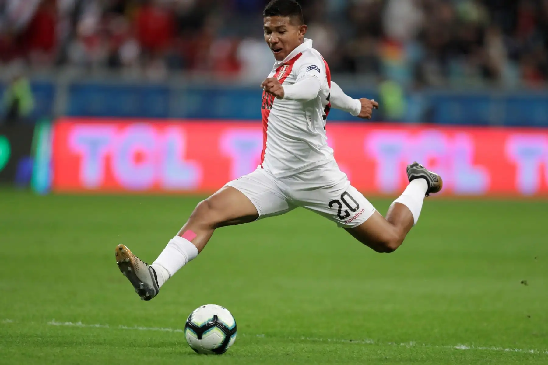 Edison Flores, de Perú, anota contra Bolivia durante el  partido de fútbol por la Copa América en el estadio Maracaná de Río de Janeiro, Brasil.
Foto: AFP