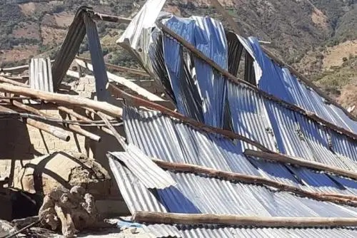 Vientos fuertes y moderados levantaron los techos de rústicas viviendas en dos distritos de las regiones de Piura y Huánuco, informó el Servicio Nacional de Meteorología e Hidrología (Senamhi).