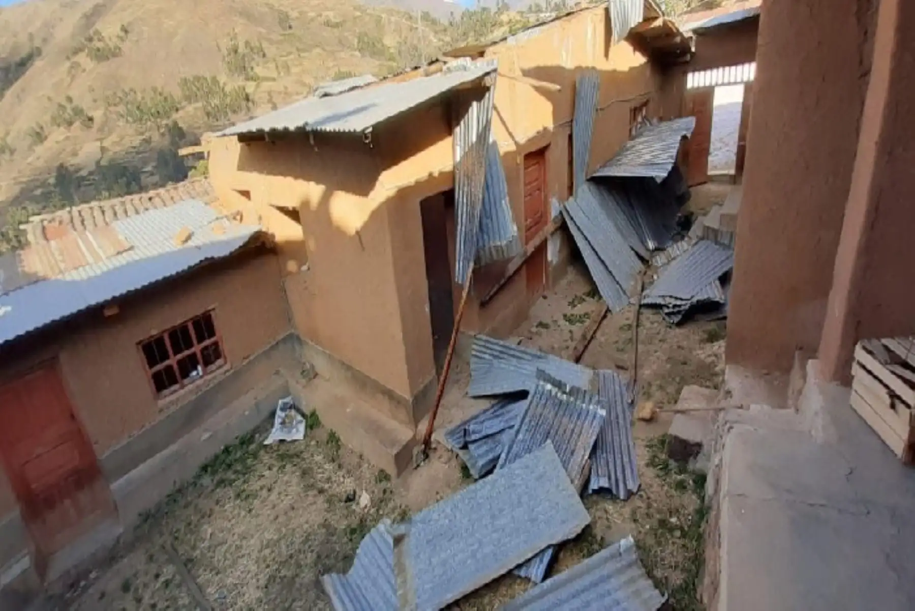 Fuertes vientos que se presentan desde la tarde de ayer en algunas provincias de la región Áncash, dañaron el techo de una vivienda en el distrito de Tauca, provincia de Pallasca, informó hoy el jefe de la Oficina Descentralizada del Instituto Nacional de Defensa Civil (Indeci), coronel Néstor Coral Sotelo.