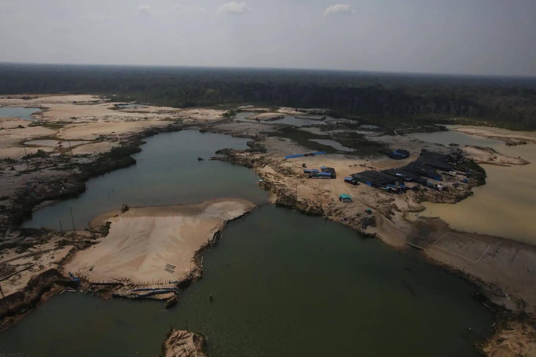 Ministro de Defensa, Jorge Moscoso, sobrevuela  La Pampa al cumplirse más de 6 meses del Plan Integral contra la minería ilegal. Foto: ANDINA/Renato Pajuelo