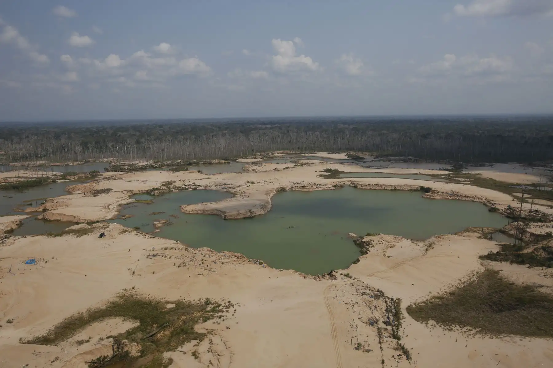 Ministro de Defensa, Jorge Moscoso, sobrevuela  La Pampa al cumplirse más de 6 meses del Plan Integral contra la minería ilegal. Foto: ANDINA/Renato Pajuelo