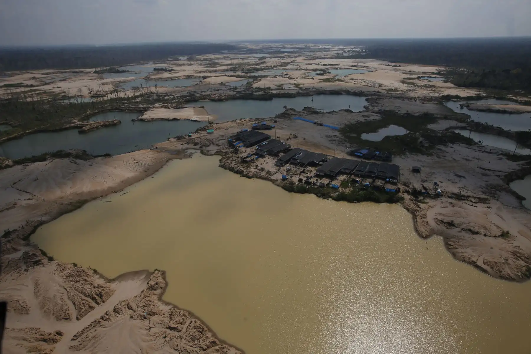 Ministro de Defensa, Jorge Moscoso, sobrevuela  La Pampa al cumplirse más de 6 meses del Plan Integral contra la minería ilegal. Foto: ANDINA/Renato Pajuelo
