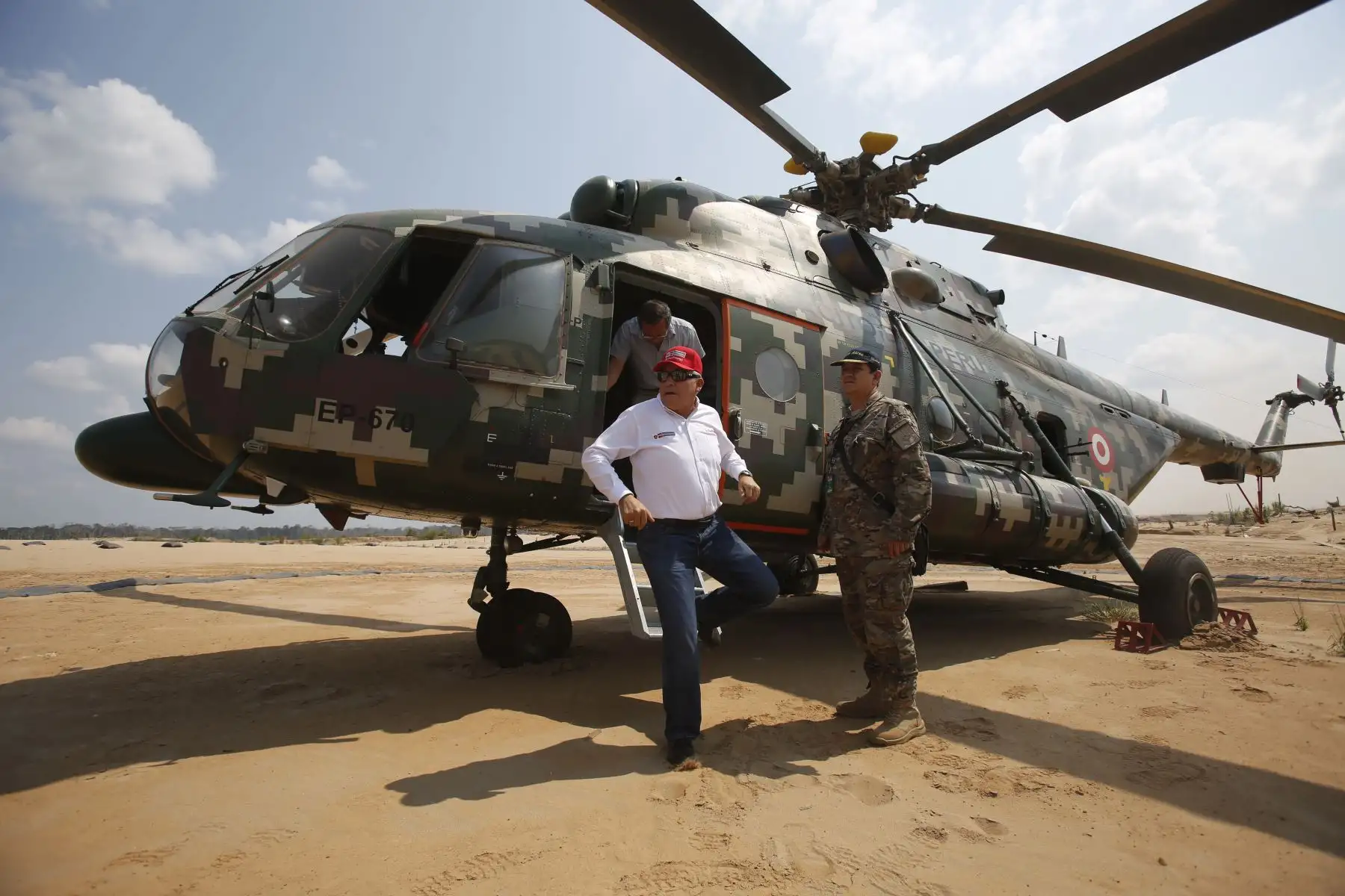 Ministro de Defensa, Jorge Moscoso inspecciona La Pampa a  6 meses del inicio del Plan Nacional contra la Minería Ilegal. Foto: ANDINA/Renato Pajuelo