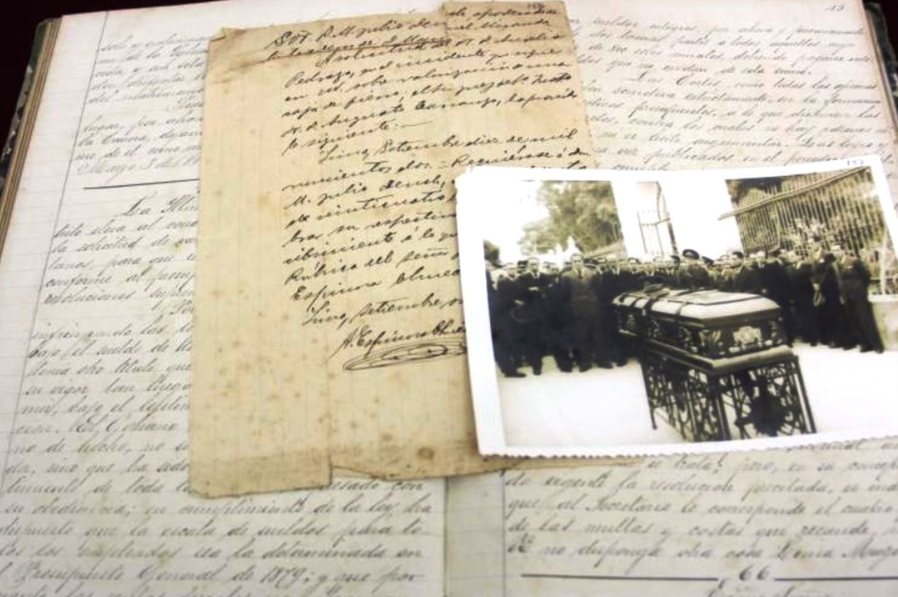 Documentos rescatados durante invasión chilena fueron donados al Archivo de la Nación. Foto: ANDINA/Difusión.